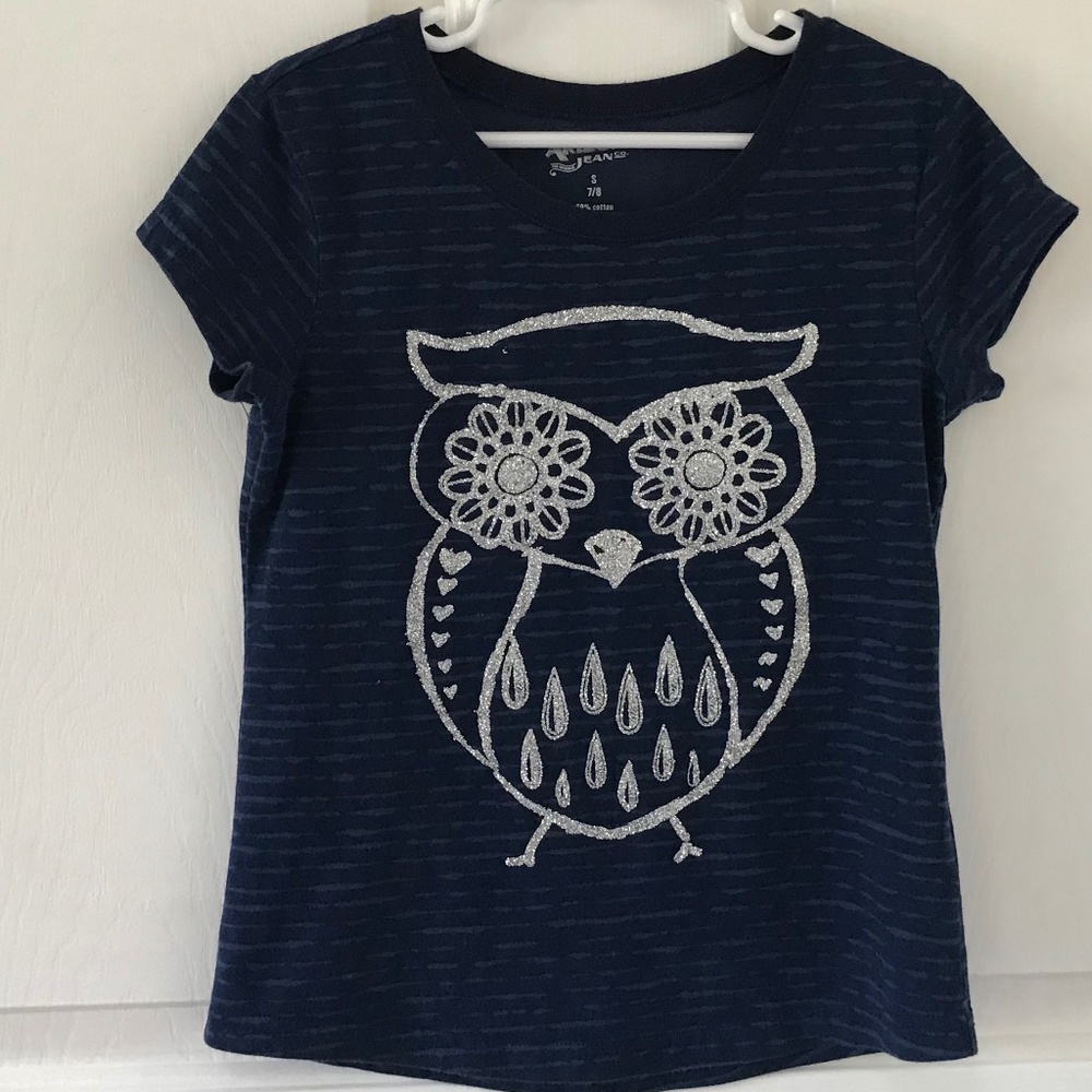 Arizona Jean Co blue t-shirt Silver Owl in Girls Size 7 / 8 (Small) (Big Kids)
